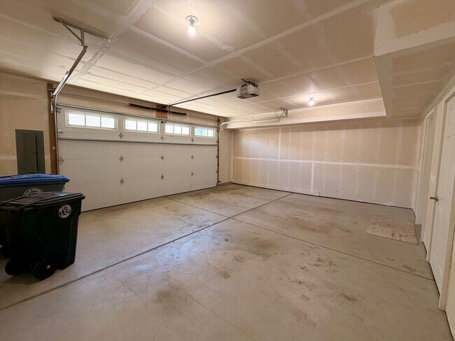 Building Photo - Move-In Ready 3-Story Townhome with Loft & 2-Car Garage