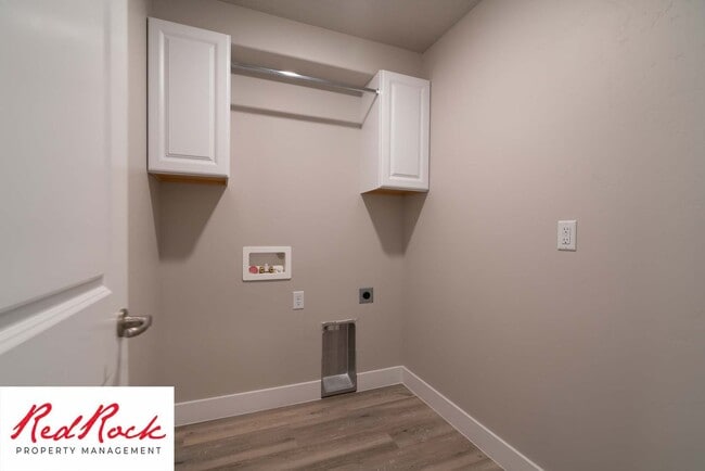 Building Photo - Spacious Townhome in Hurricane Heights