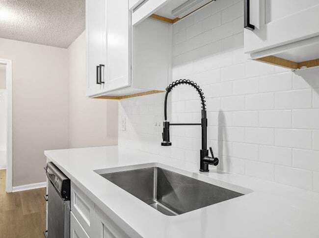 Building Photo - 115 Susan Dr