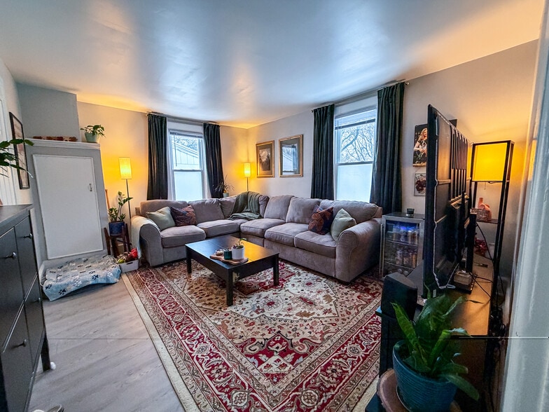 Living Room - 2477-2479 N Dousman St