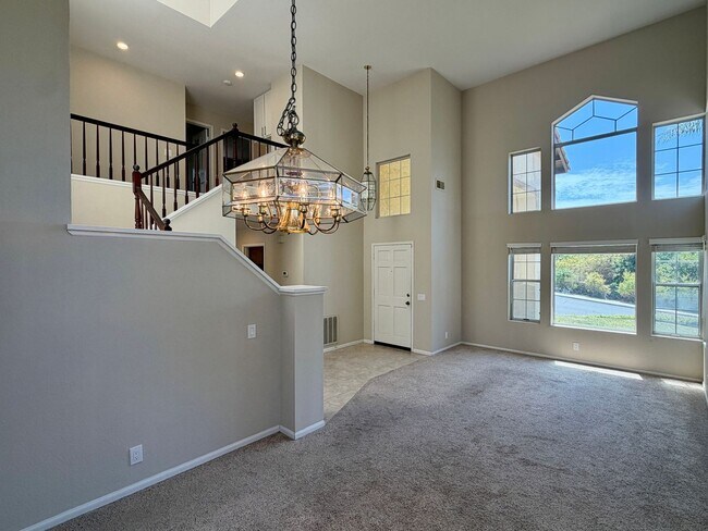 Building Photo - Spacious Five Bedroom in Rancho Del Oro