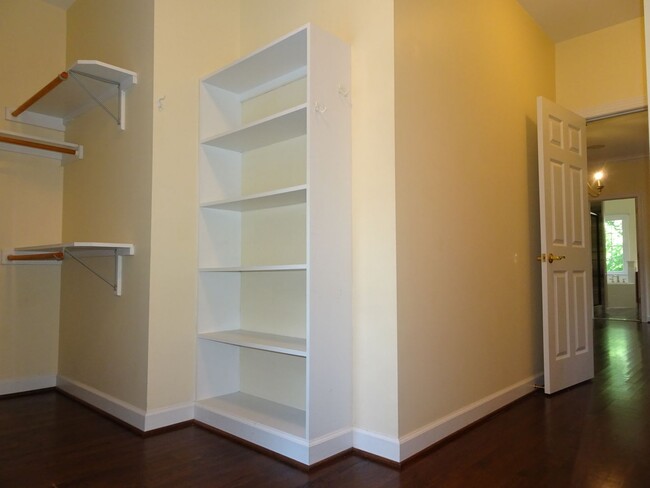 Building Photo - 4 Bedroom 3.5 bathroom Rental Home in Ford...