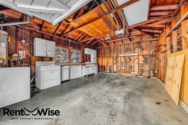 Building Photo - Present PM-Midtown Palo Alto Beauty-New Floors-Remodeled Bathrooms-Big Yard