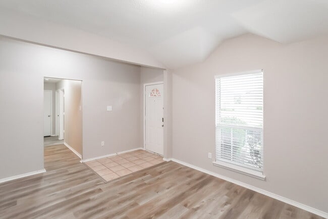 Building Photo - 605 Canyon Pl