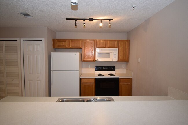 Building Photo - WOW! 2/2 in Merrill Pines Gated Community