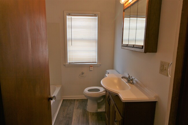 Building Photo - Cozy 3 bedroom home in Bettendorf-6 month ...