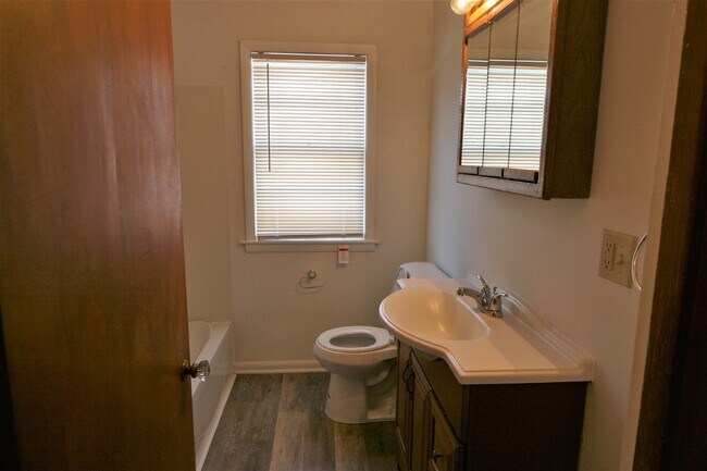Building Photo - Cozy 3 bedroom home in Bettendorf-6 month lease option