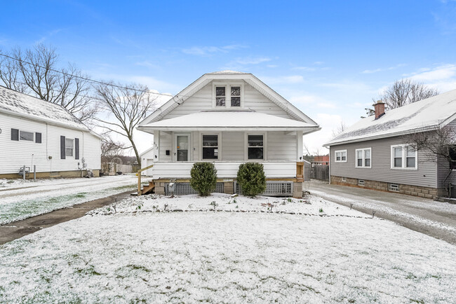 Primary Photo - Cozy Charm Meets Natural Light – 2-Bed in ...