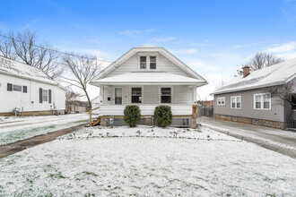 Building Photo - Cozy Charm Meets Natural Light – 2-Bed in ...