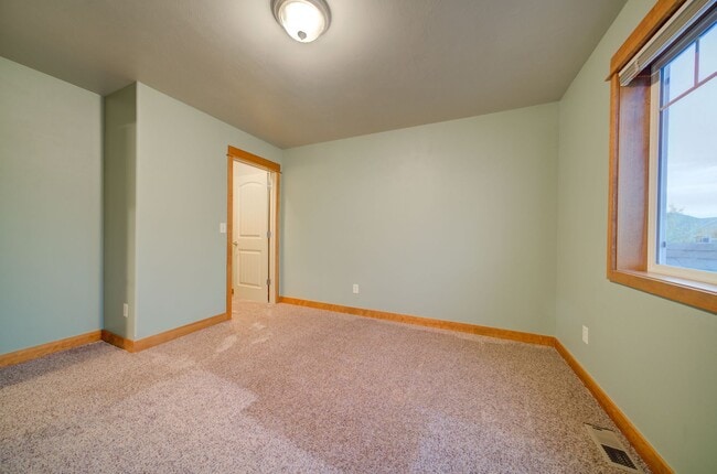 Building Photo - Laurel Glen Condo For Lease