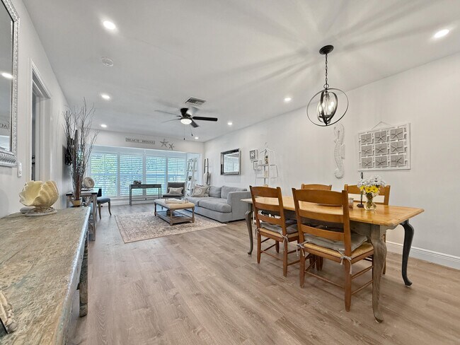 Building Photo - 1021 Flame Vine Ave