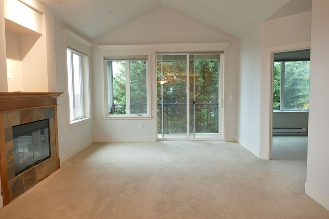 Building Photo - Spacious 1 Bedroom + Office in Desirable G...