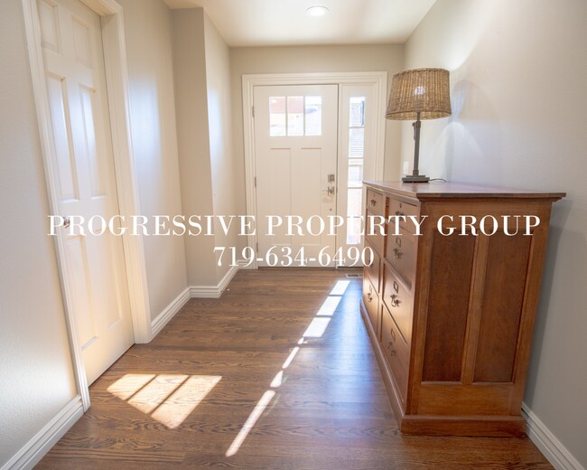 Building Photo - 1120 Hill Cir