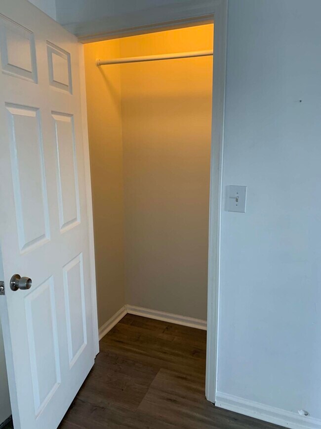 Building Photo - 121 S Oak St