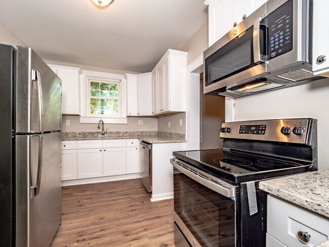 Building Photo - Oversized Renovated Downtown Cottage