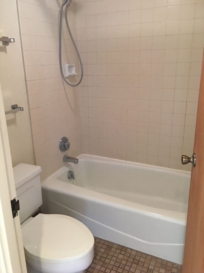 Building Photo - Plaza Landmark 1 bedroom 1 bath