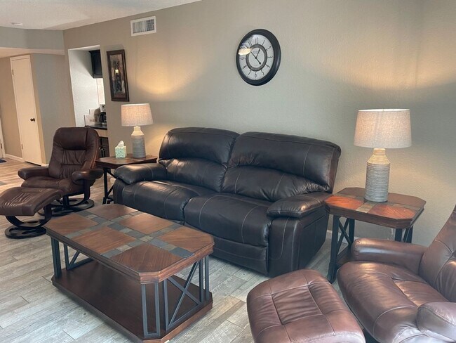 Building Photo - Available May 1st, 2026! Furnished, ground floor unit!