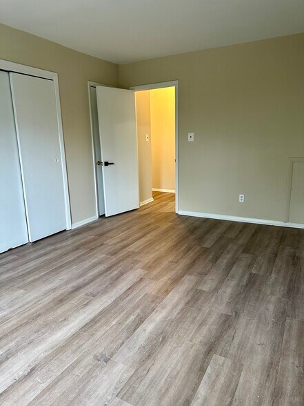 Building Photo - 3945 Lyndhurst Dr