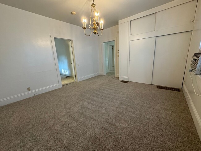 Building Photo - Charming Updated 2 Bedroom Home with New F...
