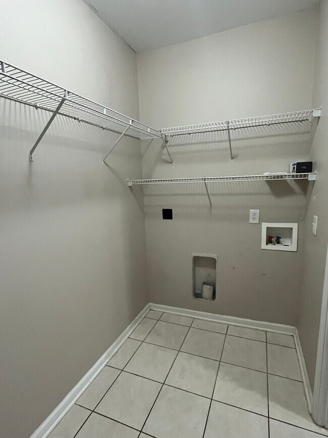 Building Photo - Spacious 2 Bed, 2 Bath Condo with Communit...