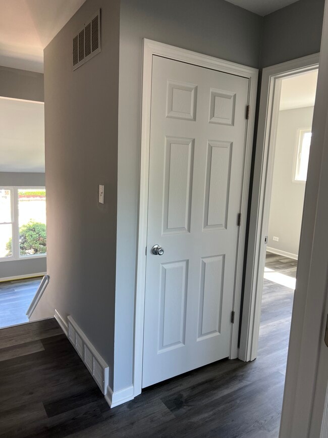 Building Photo - 385 Dover Ln