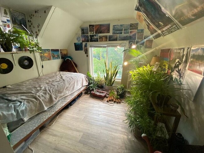 Building Photo - $625 | ROOMMATE WANTED | 7 Bedroom, 3 Bathroom House | Available for Immediate Move-In