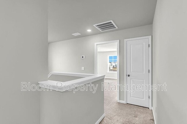 Building Photo - 205 Maple Hl Dr