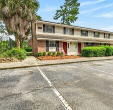 Building Photo - Live Minutes from Downtown Charleston and Local Favorites
