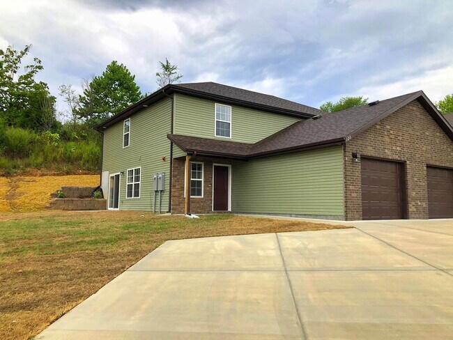 Building Photo - Cute town house with lawncare included!