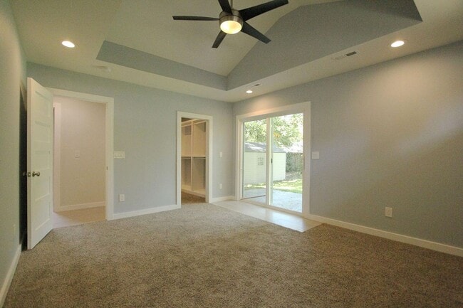Building Photo - 625 E Cozy St