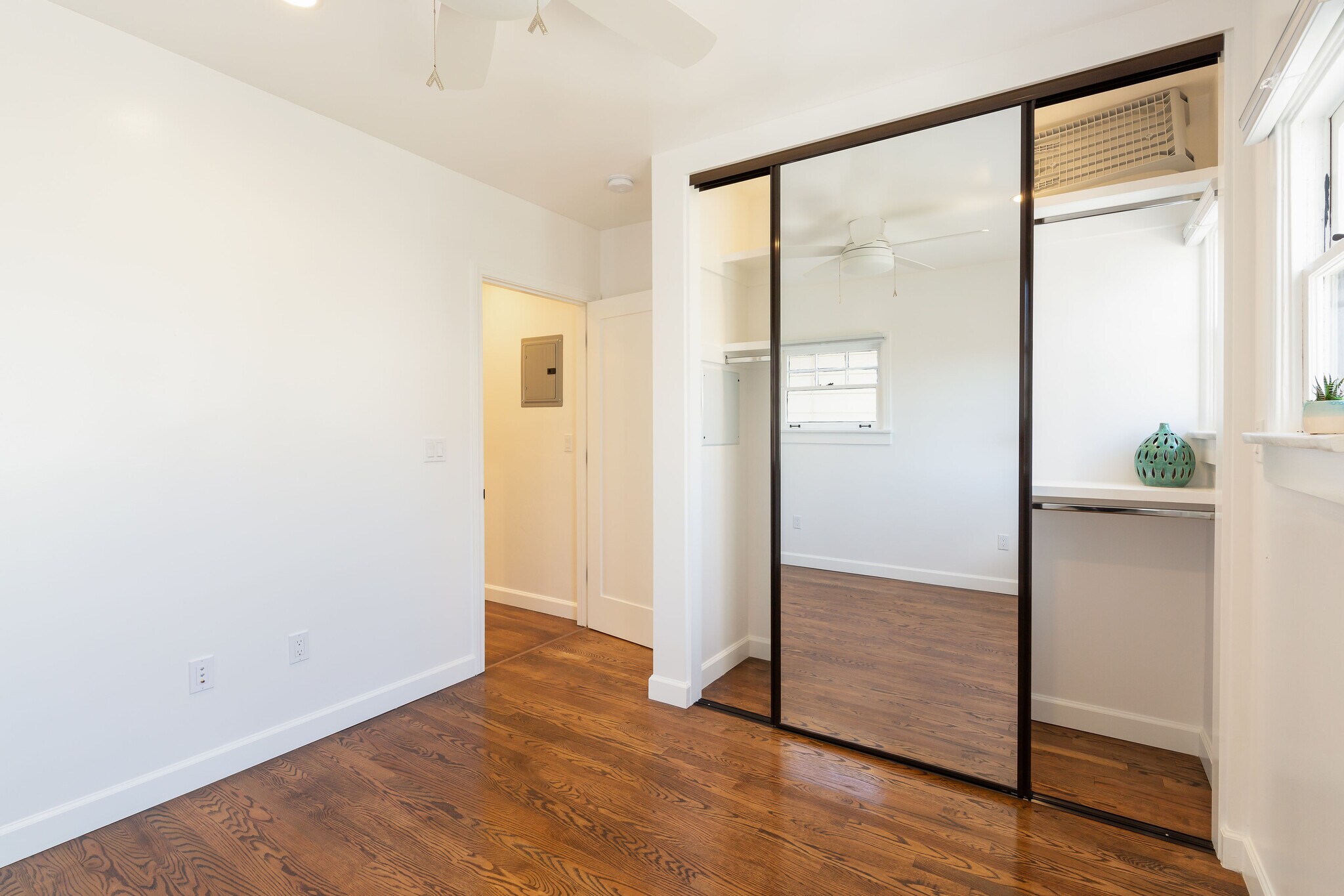 Building Photo - 915 Manhattan Ave