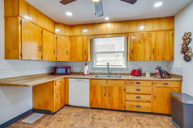 Building Photo - 2509 E Routt Ave