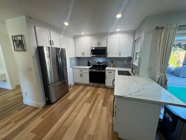 Building Photo - Bright and Modern 3BD/2BA Single-Family Ho...