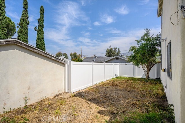 Building Photo - 10227 Helendale Ave