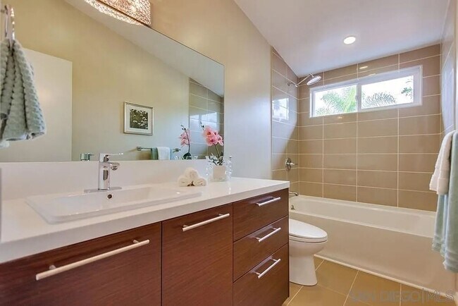 Building Photo - Beautiful 5BD/2BA on Baja!! Great backyard space with turf & fire pit!!