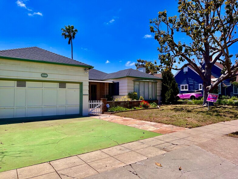 Building Photo - 4211 Ridgeway Dr