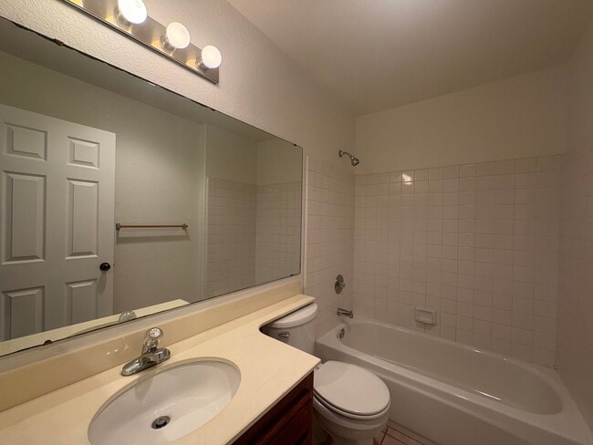 Building Photo - Cozy Escondido 3BR/2BA with A/C, large bac...