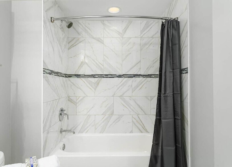 Building Photo - 5000 N Sheridan Rd