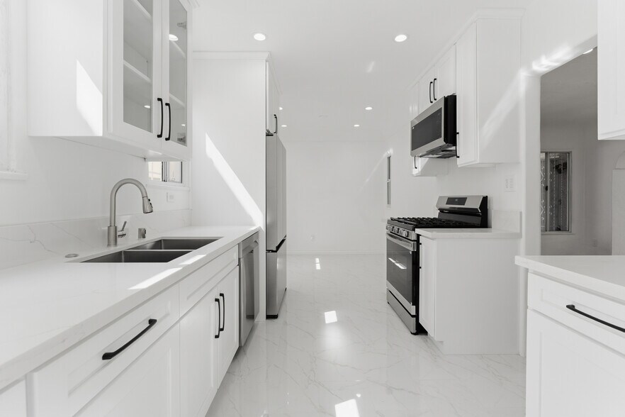 Building Photo - 824 S Holt Ave