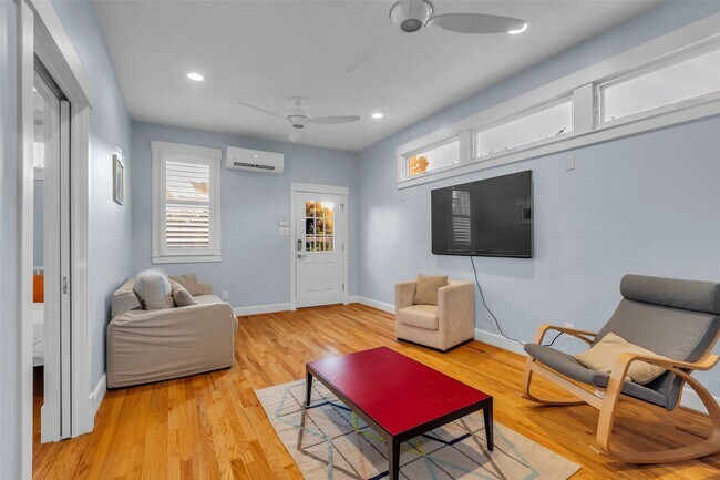 Building Photo - 340 W 17th St