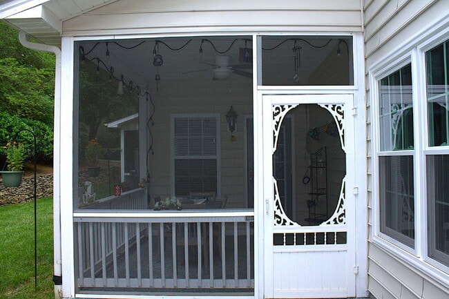 Building Photo - "Luxurious 3-Bed Condo in Hendersonville: Spacious 2023 Sq Ft within a 55+ community.”