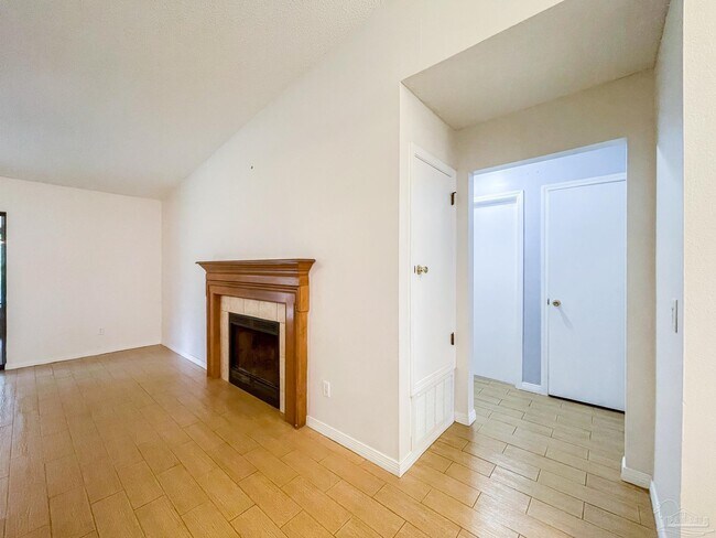 Building Photo - 9049 Bluebay Ln