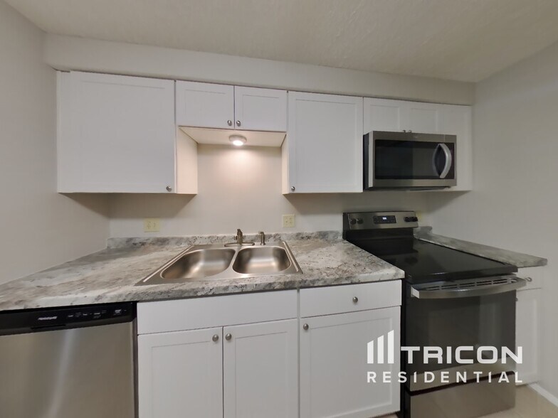 Building Photo - 8338 Knotts Landing Dr E
