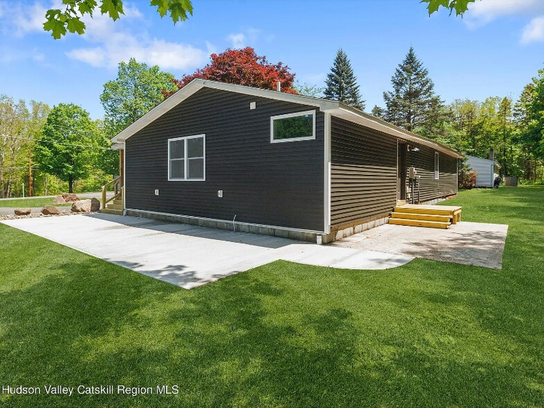 Building Photo - 8 Cedar Ln