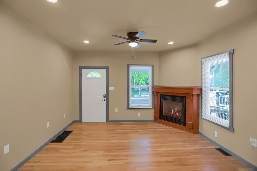 Living room - 844 Memorial Ave