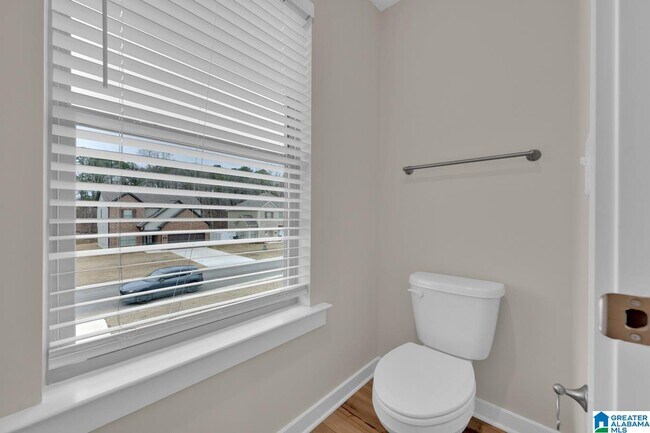 Building Photo - 170 Kings Wy