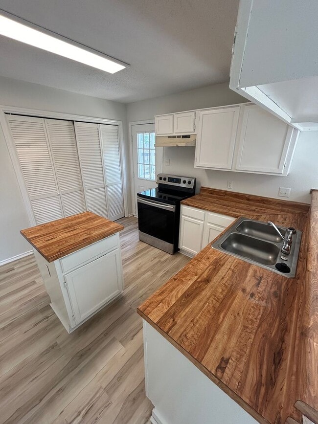 Building Photo - Come and see this well-kept beautiful home today!