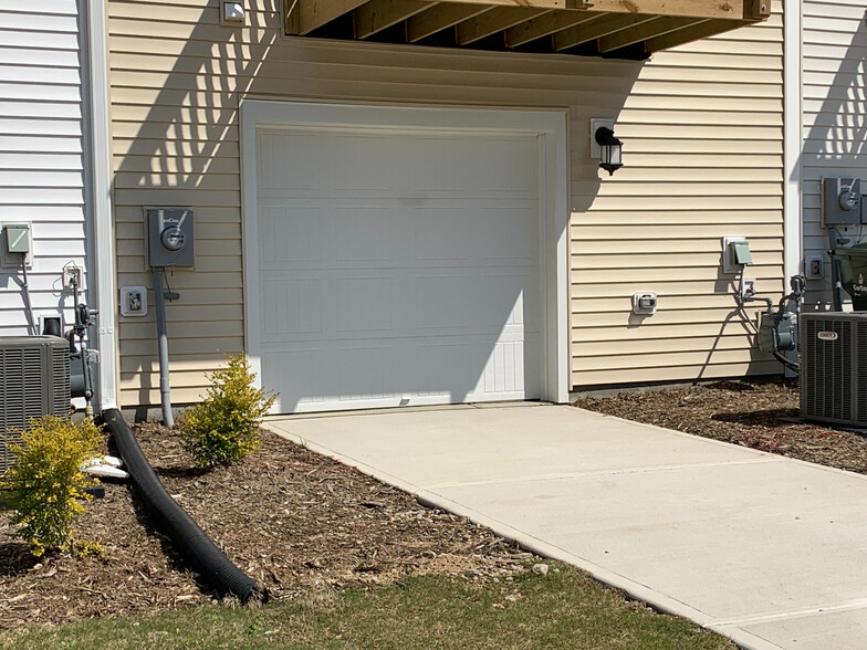 Building Photo - Room in Townhome on Chert Ln