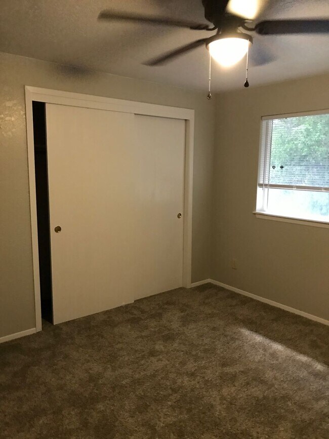 Building Photo - Updated 2 BR / 1.5 BA End Unit – Private Yard & Fresh Interior!