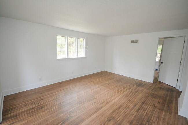Building Photo - Fantastic Uptown home with amazing details throughout!